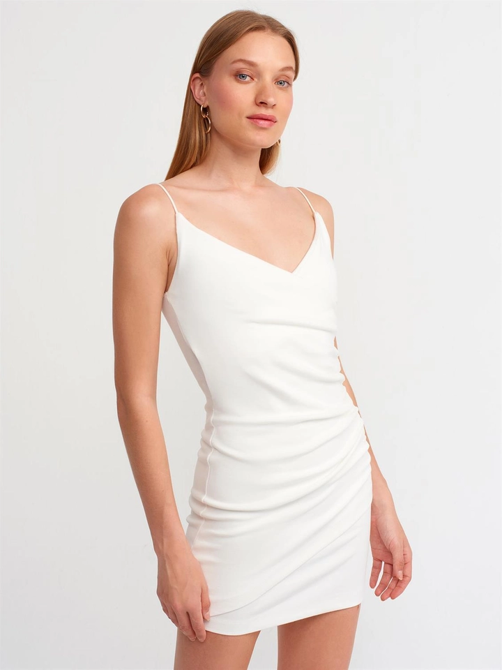 Bir model, Dilvin toptan giyim markasının 16549 - Dress - Ecru toptan Elbise ürününü sergiliyor.