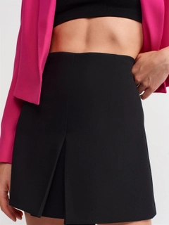 Una modella di abbigliamento all'ingrosso indossa 16503 - Shorts Skirt - Black, vendita all'ingrosso turca di Gonna di Dilvin