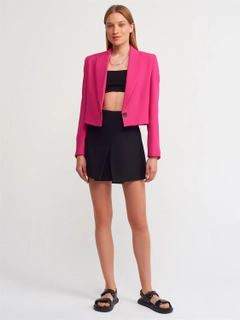 Bir model, Dilvin toptan giyim markasının 16503 - Shorts Skirt - Black toptan Etek ürününü sergiliyor.