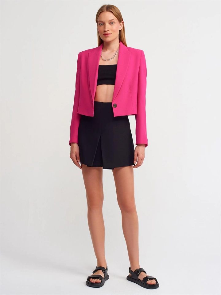 Ένα μοντέλο χονδρικής πώλησης ρούχων φοράει 16503 - Shorts Skirt - Black, τούρκικο Φούστα χονδρικής πώλησης από Dilvin