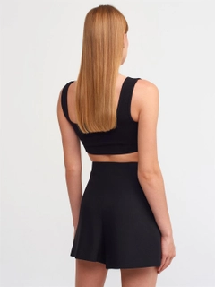 Ένα μοντέλο χονδρικής πώλησης ρούχων φοράει 16503 - Shorts Skirt - Black, τούρκικο Φούστα χονδρικής πώλησης από Dilvin