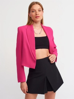 Bir model, Dilvin toptan giyim markasının 16503 - Shorts Skirt - Black toptan Etek ürününü sergiliyor.
