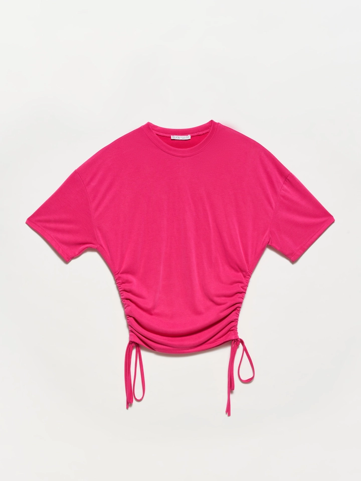 Ένα μοντέλο χονδρικής πώλησης ρούχων φοράει 17394 - Tshirt - Fuchsia, τούρκικο T-shirt χονδρικής πώλησης από Dilvin