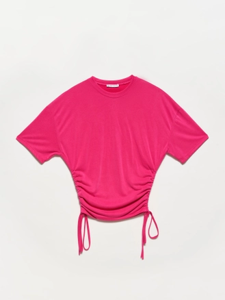 A model wears 17394 - Tshirt - Fuchsia, wholesale Tshirt of Dilvin to display at Lonca