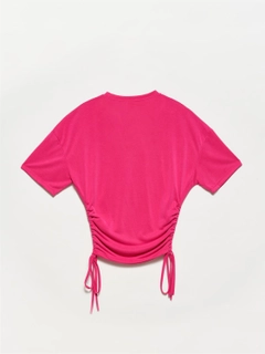 Ένα μοντέλο χονδρικής πώλησης ρούχων φοράει 17394 - Tshirt - Fuchsia, τούρκικο T-shirt χονδρικής πώλησης από Dilvin