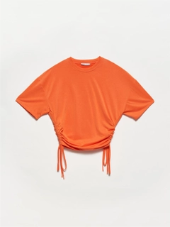 Una modella di abbigliamento all'ingrosso indossa 17395 - Tshirt - Orange, vendita all'ingrosso turca di Maglietta di Dilvin
