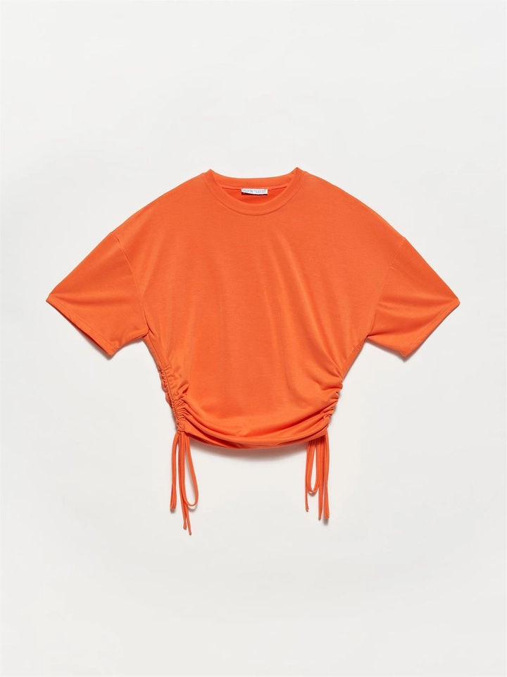 Una modelo de ropa al por mayor lleva 17395 - Tshirt - Orange, Camiseta turco al por mayor de Dilvin