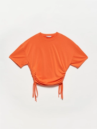 A model wears 17395 - Tshirt - Orange, wholesale Tshirt of Dilvin to display at Lonca