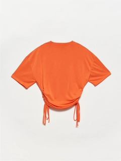Un mannequin de vêtements en gros porte 17395 - Tshirt - Orange, T-Shirt en gros de Dilvin en provenance de Turquie