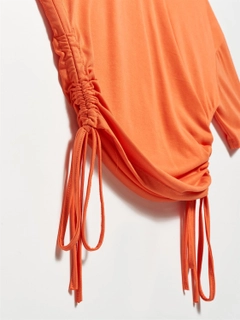 Bir model, Dilvin toptan giyim markasının 17395 - Tshirt - Orange toptan Tişört ürününü sergiliyor.