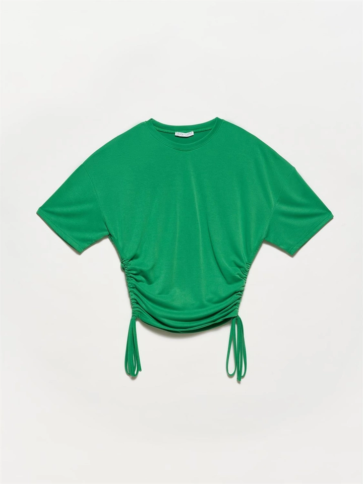 Una modella di abbigliamento all'ingrosso indossa 17396 - Tshirt - Green, vendita all'ingrosso turca di Maglietta di Dilvin