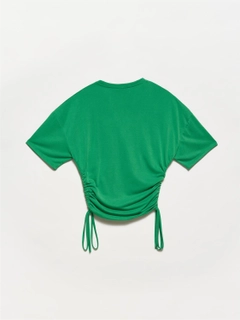 Een kledingmodel uit de groothandel draagt 17396 - Tshirt - Green, Turkse groothandel T-shirt van Dilvin