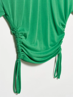 Bir model, Dilvin toptan giyim markasının 17396 - Tshirt - Green toptan Tişört ürününü sergiliyor.