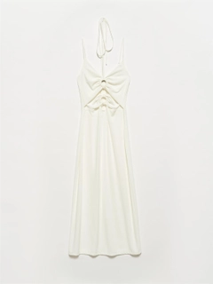 Bir model, Dilvin toptan giyim markasının 17398 - Dress - Ecru toptan Elbise ürününü sergiliyor.