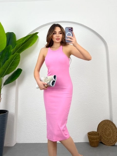 Ein Bekleidungsmodell aus dem Großhandel trägt DLV10003 - Halter Neck Dress - Light Pink, türkischer Großhandel Kleid von Ilia