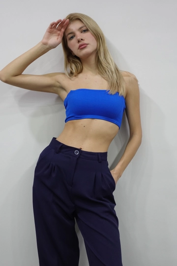Bir model, Ilia toptan giyim markasının  Büstiyer - Saks
 toptan Büstiyer ürününü sergiliyor.