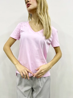 Una modelo de ropa al por mayor lleva ili10008-pink, Camiseta turco al por mayor de Ilia