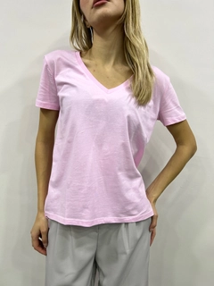 Una modelo de ropa al por mayor lleva ili10008-pink, Camiseta turco al por mayor de Ilia