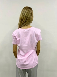 Модель оптовой продажи одежды носит ili10008-pink, турецкий оптовый товар Футболка от Ilia.