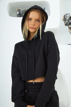 Een kledingmodel uit de groothandel draagt 2587 - Nevus Soft Hooded Crop Sweatshirt - Black, Turkse groothandel Capuchon van Evable