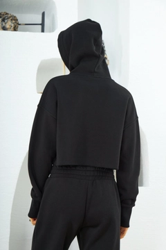Ένα μοντέλο χονδρικής πώλησης ρούχων φοράει 2587 - Nevus Soft Hooded Crop Sweatshirt - Black, τούρκικο Φούτερ με κουκούλα χονδρικής πώλησης από Evable