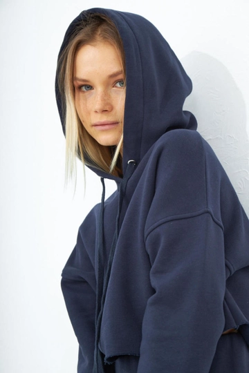 A wholesale clothing model wears  Nevus Soft Hooded Crop Sweatshirt - Dark Navy
, Turkish wholesale Hoodie of Evable