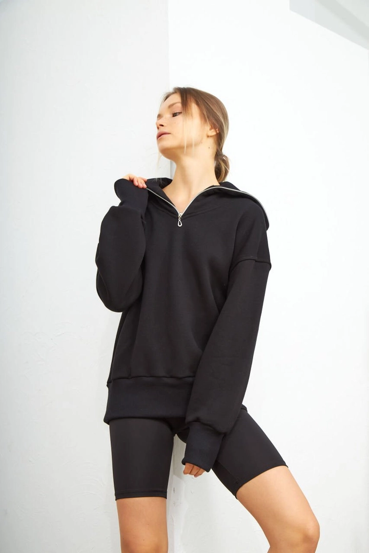 A wholesale clothing model wears 2590 - Swol Soft Neck Half Zip Pullover Sweatshirt - Black, Turkish wholesale Sweatshirt of Evable