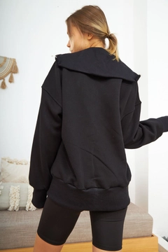 Bir model, Evable toptan giyim markasının 2590 - Swol Soft Neck Half Zip Pullover Sweatshirt - Black toptan Sweatshirt ürününü sergiliyor.