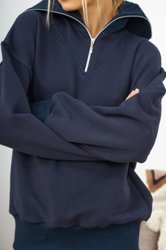 Bir model, Evable toptan giyim markasının 2591 - Swol Soft Neck Half Zip Pullover Sweatshirt - Dark Navy toptan Sweatshirt ürününü sergiliyor.