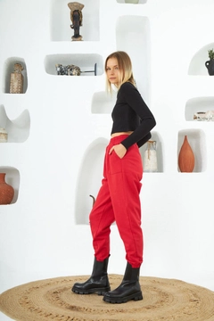 Una modella di abbigliamento all'ingrosso indossa 2594 - Seal Performance Fleece Jogger Sweatpants with Pockets - Red, vendita all'ingrosso turca di Pantaloni della tuta di Evable