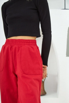 Een kledingmodel uit de groothandel draagt 2594 - Seal Performance Fleece Jogger Sweatpants with Pockets - Red, Turkse groothandel Joggingbroek van Evable