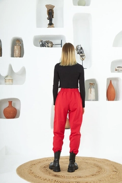 Ένα μοντέλο χονδρικής πώλησης ρούχων φοράει 2594 - Seal Performance Fleece Jogger Sweatpants with Pockets - Red, τούρκικο Φόρμα χονδρικής πώλησης από Evable