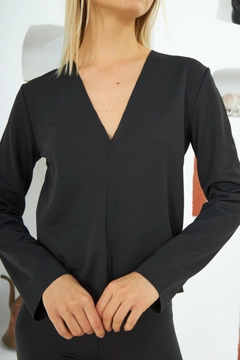 Een kledingmodel uit de groothandel draagt 2598 - Highy Long Sleeve Laser Cut Skinny Women's Blouse - Black, Turkse groothandel Blouse van Evable