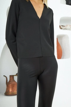 Um modelo de roupas no atacado usa 2598 - Highy Long Sleeve Laser Cut Skinny Women's Blouse - Black, atacado turco Blusa de Evable