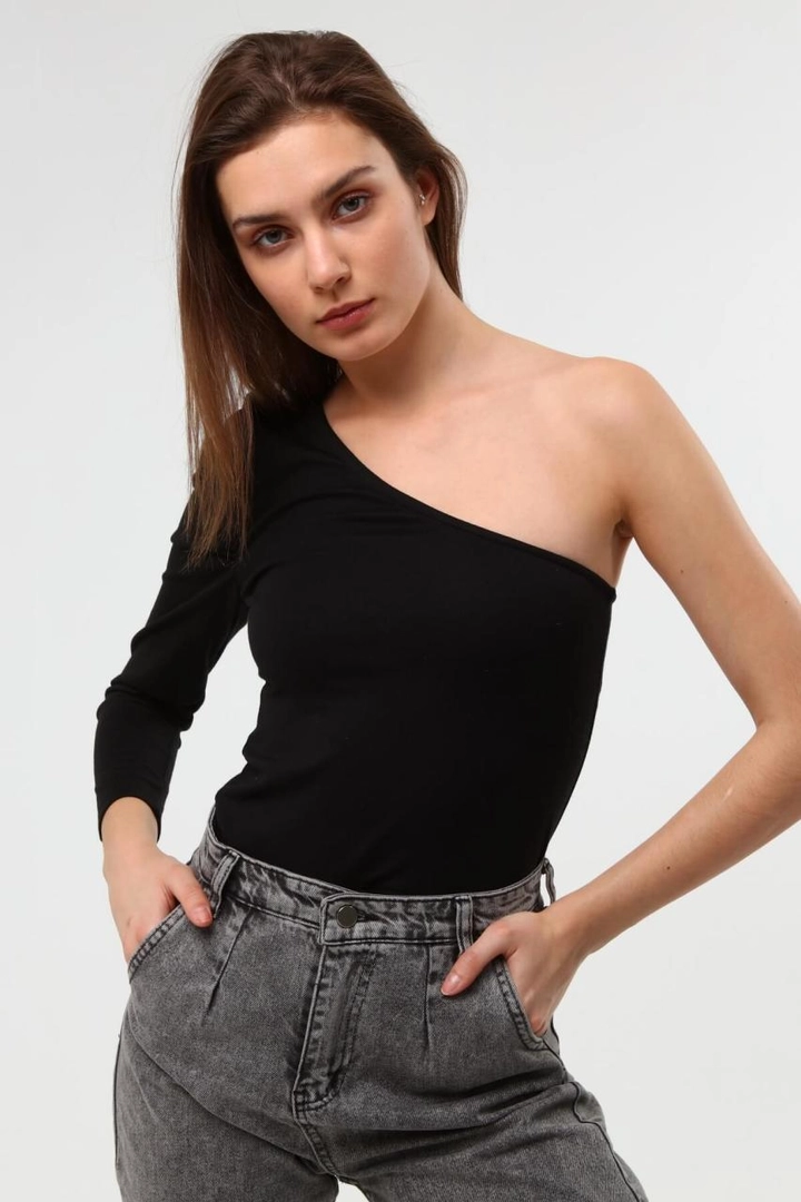 Un model de îmbrăcăminte angro poartă 2599 - Heght One-Sleeve Wrinkle-Free Fabric Women's Blouse- Black, turcesc angro Bluză de Evable