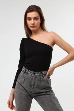 Een kledingmodel uit de groothandel draagt 2599 - Heght One-Sleeve Wrinkle-Free Fabric Women's Blouse- Black, Turkse groothandel Blouse van Evable