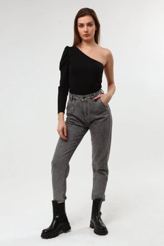 Bir model, Evable toptan giyim markasının 2599 - Heght One-Sleeve Wrinkle-Free Fabric Women's Blouse- Black toptan Bluz ürününü sergiliyor.