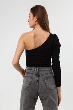 Модел на дрехи на едро носи 2599 - Heght One-Sleeve Wrinkle-Free Fabric Women's Blouse- Black, турски едро Блуза на Evable