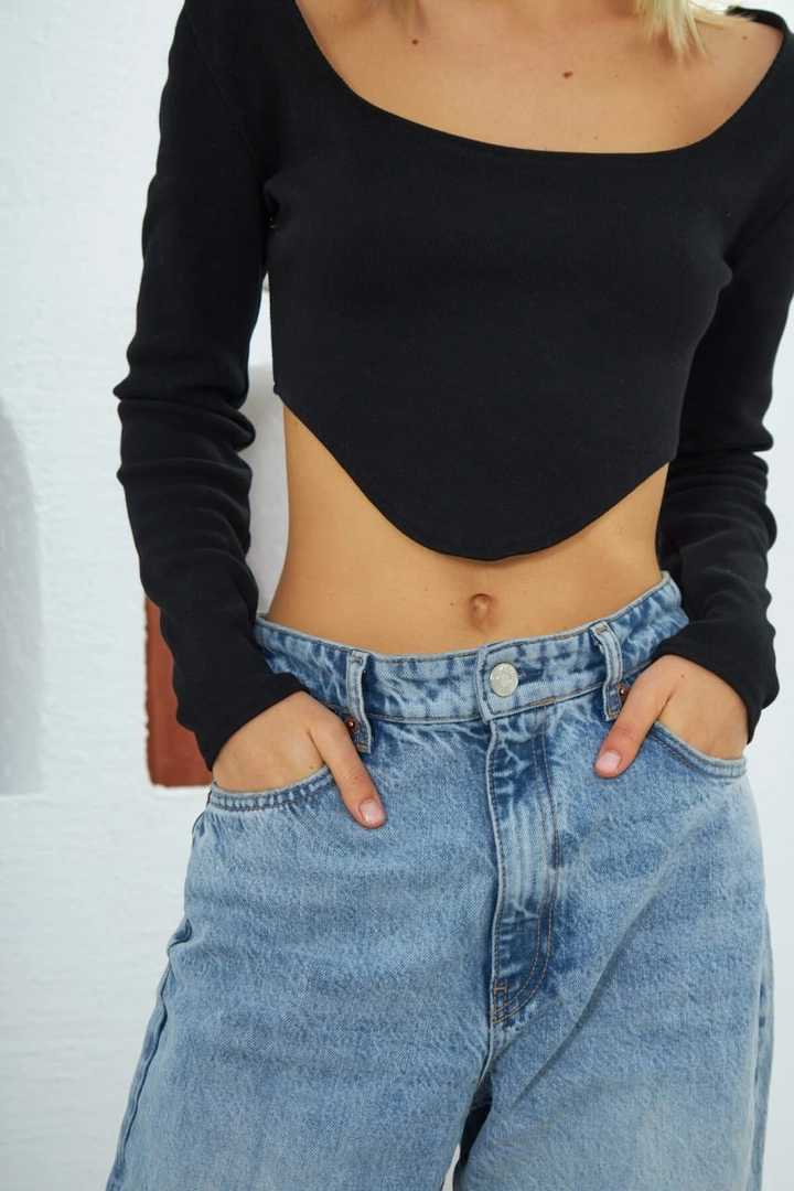 Bir model, Evable toptan giyim markasının 2602 - Moon Skinny Women's Crop Top - Black toptan Crop Top ürününü sergiliyor.