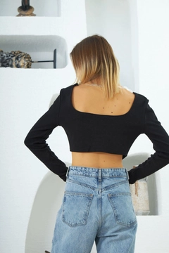 Ein Bekleidungsmodell aus dem Großhandel trägt 2602 - Moon Skinny Women's Crop Top - Black, türkischer Großhandel Oberteil von Evable