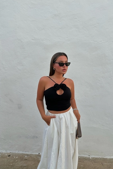 A wholesale clothing model wears  Black Strappy Rose Detail Crop Top
, Turkish wholesale Crop Top of EYYO