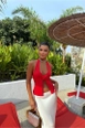 Una modella di abbigliamento all'ingrosso indossa eyo10131-red-rose-detail-crop-top, vendita all'ingrosso turca di  di 