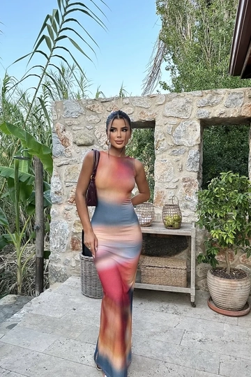 Bir model, EYYO toptan giyim markasının  Çok Renkli Uzun Elbise
 toptan Elbise ürününü sergiliyor.