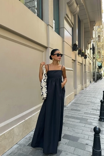 Una modella di abbigliamento all'ingrosso indossa  Abito lungo nero con spalline
, vendita all'ingrosso turca di Vestito di EYYO