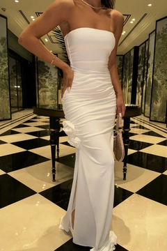 A wholesale clothing model wears eyo10328-white-strapless-rose-detail-long-dress, Turkish wholesale Dress of EYYO