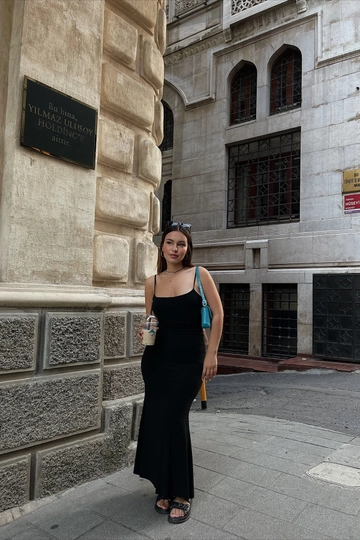 Una modella di abbigliamento all'ingrosso indossa  Abito lungo con cinturino nero
, vendita all'ingrosso turca di Vestito di EYYO