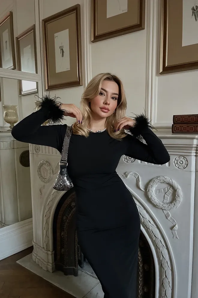 EYYO ATELIER Robe Longue Noire À Manches Et Pompons Vêtements en gros Sexy