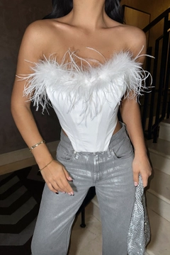 A wholesale clothing model wears eyo10627-white-feather-detail-strapless-crop-top, Turkish wholesale Crop Top of EYYO