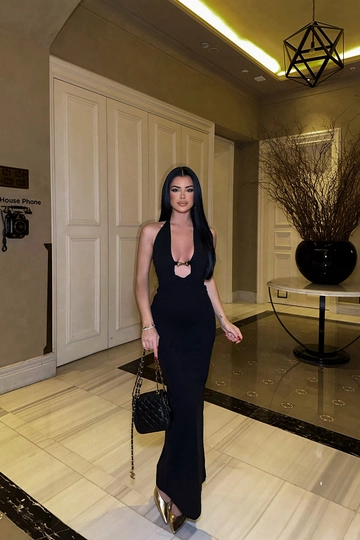 Bir model, EYYO toptan giyim markasının  Siyah Sırt Detay Bağlamalı Uzun Elbise
 toptan Elbise ürününü sergiliyor.