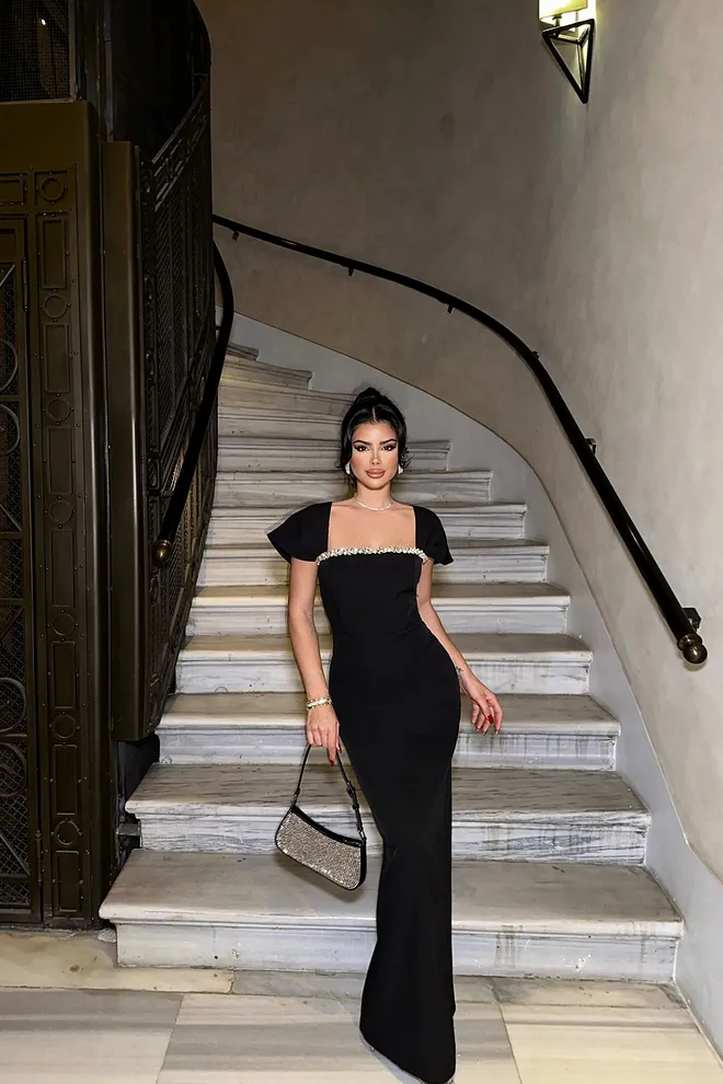 EYYO ATELIER Abito midi con dettagli in pietra nera Abbigliamento all'ingrosso Elegante